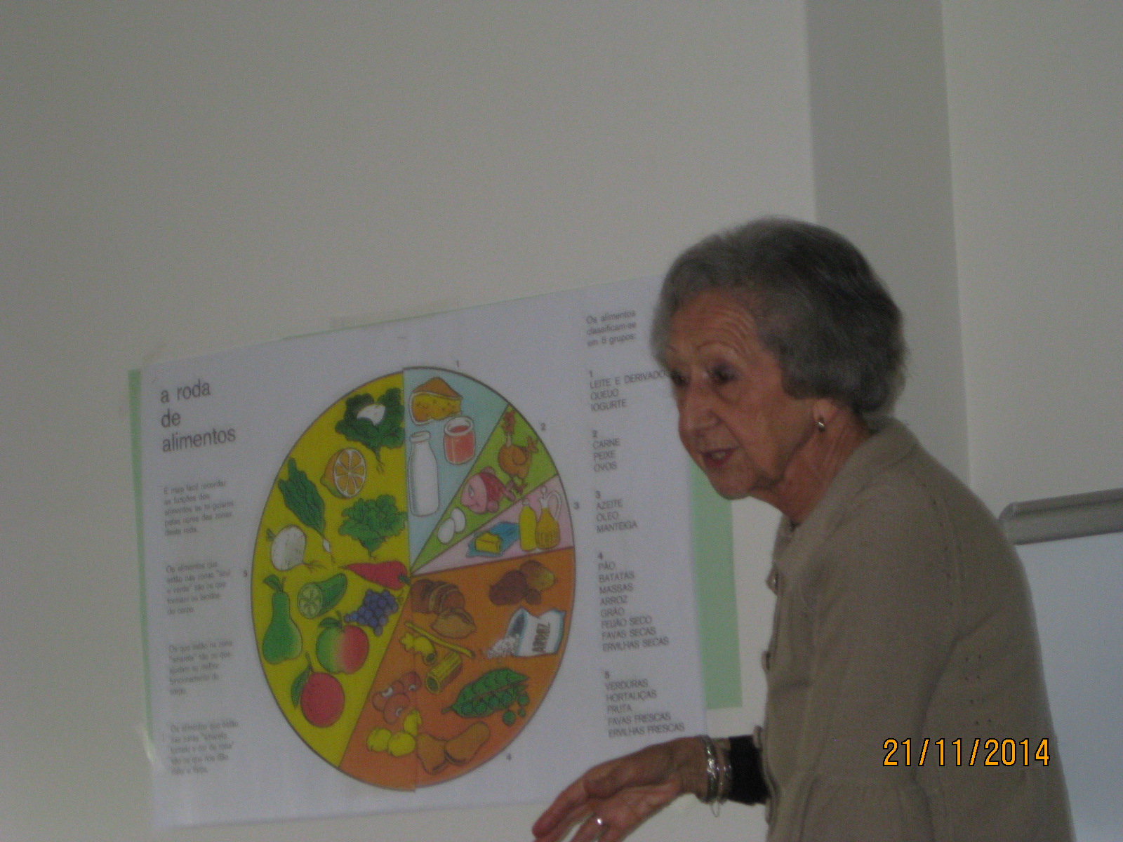 Drª Santos Pardal da Direcção da LIMIAR a animar uma tertúlia na Fundação S. João de Deus sobre Estilos de Vida saudáveis-2014-11-21